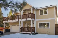 5 Star Comfort & Fun for everyone, 15 min to ski & lake. H.Tub, P.Tbl, LG yard