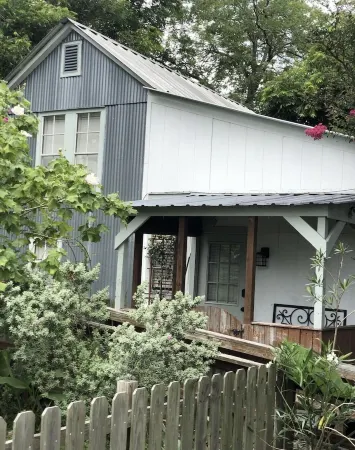 PET FRIENDLY MAIN STREET LOFT, WALKING DISTANTANCE TO OLD TOWN TOMBALL