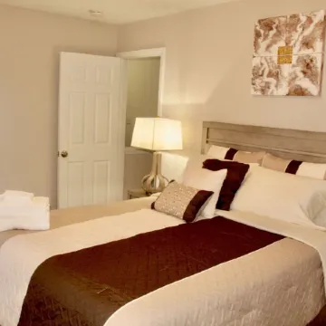 Cheerful 2 bedroom townhouse with indoor Fireplace