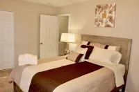 Cheerful 2 bedroom townhouse with indoor Fireplace