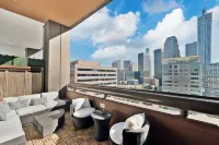 SK-Living DTLA 2 Story Loft with a Balcony