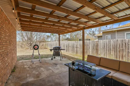 Stay Local - Gameroom near Amphitheater and Baseball