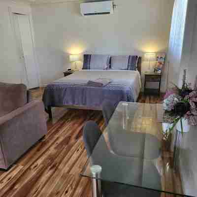 Private access, remote gate. Netflix, Foxtel, Wi-Fi, A/C, Rooms