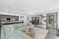 Sophisticated Abode Luxurious and contemporary home just 10 mins to the beach