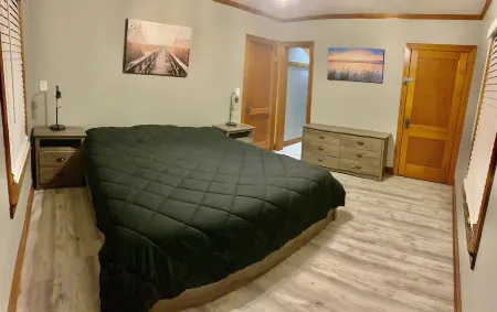 QUAINT 2BR LAKE COTTAGE 1 MINUTE WALK TO JET EXPRESS AND RESTAURANTS