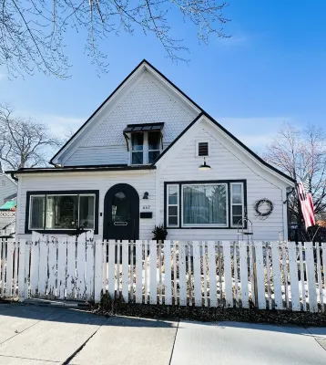 Gorgeous downtown beauty! 2min walk to local restaurant's/Main Street Montrose 몬트로즈 호텔