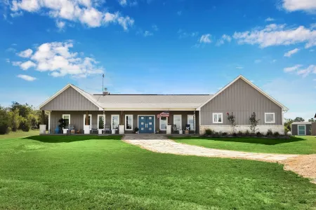 Private home with pool on 3+ acres within 15 minutes of Round Top & Brenham!