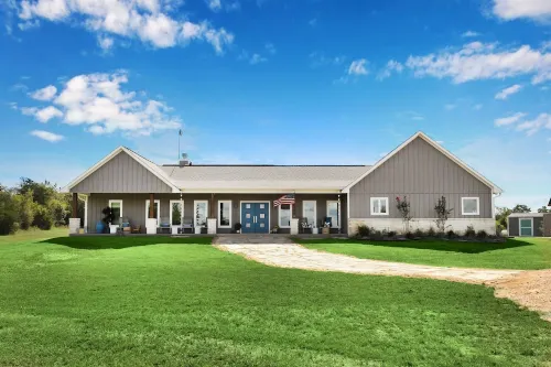 Private home with pool on 3+ acres within 15 minutes of Round Top & Brenham!