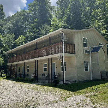 Beautiful 4 unit lodge w/ Hot tub, WiFi, fire pits &  pavilion area with grills
