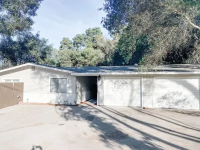 4 Bedroom Under a Canopy of Oaks-Close to Wineries and Beach Atascadero Lake Park附近的飯店