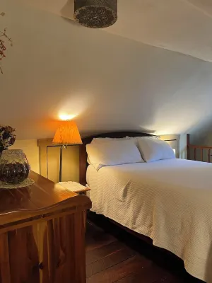 Historic, cozy cabin at Headley Inn Winery & Vineyard with WiFi, AC & Fireplace