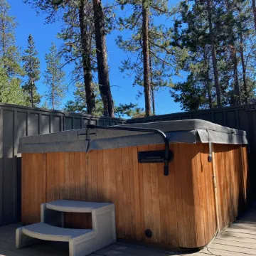 NEW LISTING! UPDATED 3 SUITES & AC! HOT-TUB, SHARC, FORT ROCK, BIKES, DOG OK.