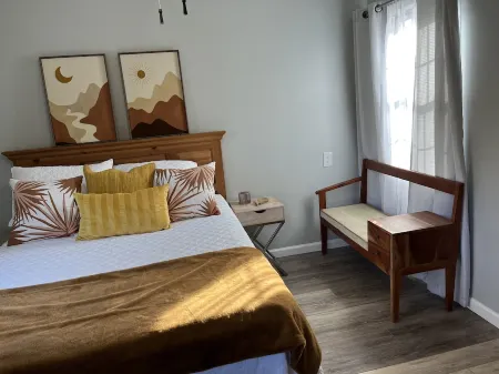 Upscale cottage on a farm in the middle of the city. Six miles to DFW airport. Отели рядом с достопримечательностью «Stay N' Play»