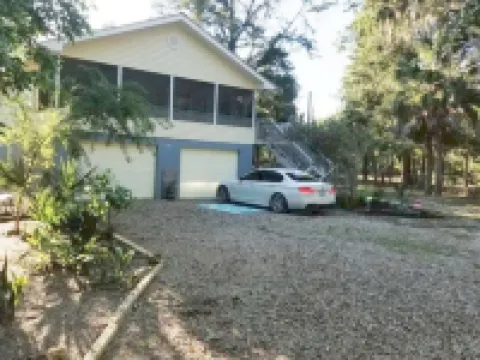 GULF ACCESS  home w/ dockage, private yard & 2 min walk to eat and stores! Hotels in Steinhatchee