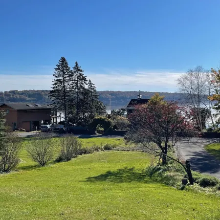 Peaceful River Retreat with Fireplace & Panoramic Views Отели в г. Катскилл