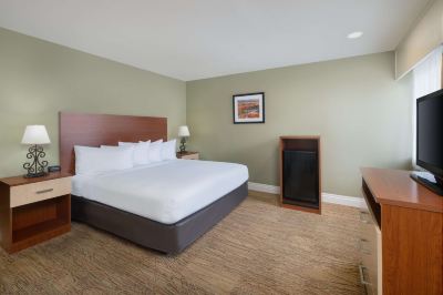 モービリティアクセス可能 キングサイズベッドルーム アクセシブルシャワー付き ベストウエスタン レッド ヒルズの写真