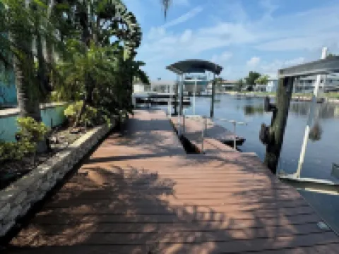 Direct Gulf access 4-bedroom estate with a private boat dock Hotels in Hernando Beach