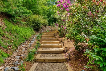 Cozy, modern cabin w/ Firepit near Asheville + Pet-Friendly Отели в г. Фэрвью