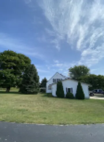 Cozy Farmhouse Retreat, Climb lighthouse, Acres to explore, Dogs ok, Amenities!