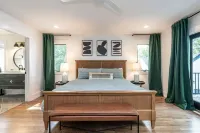 Lake Escape has it ALL--Deep water, panoramic views, POOL, main lake!