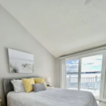 PONTOON BOAT NOW INCLUDED! 7 BEDS, HOT TUB Updated Lakefront Cottage - Book Now