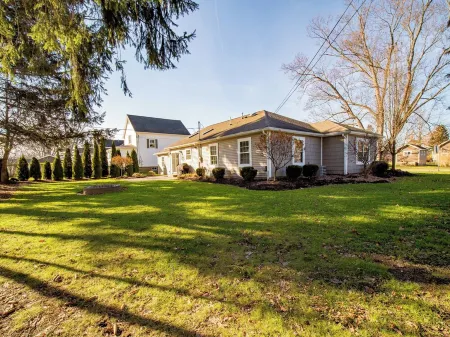 New! Charming Home in the Heart of Bemus Point, Lake Chautauqua, NY Отели в г. Бемус Пойнт