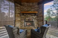 Midnight Rhapsody-Romantic Cabin with Large Jacuzzi Tub & Outdoor Gas Fireplace