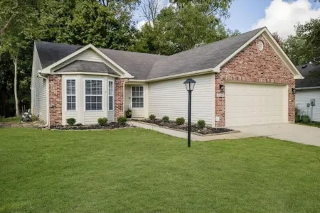 Sweet Creek Retreat-Beautiful Fishers-EV friendly Отели в г. Фолл Крик Тауншип