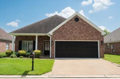 "Black Pearl: Luxury Home, Near Amenities, Sleeps 6"