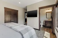 Powder House Pass 5 bedrooms - Hot tub, large garage, paved roads