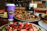 A Cozy, Homely, Fun Retreat minutes from downtown