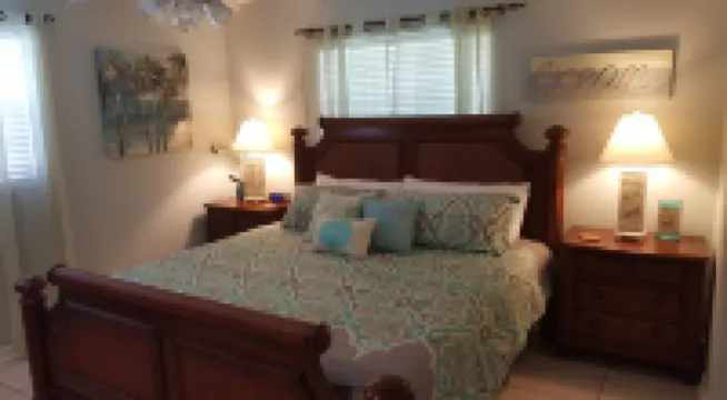 4 BEDROOM HOUSE JUST A WALK TO THE BEACH! 印度港口海灘酒店