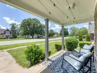 King Bed - Full Kitchen! 1.5 Blocks to Ims and Only 5 Miles to Downtown! Hotels in Speedway
