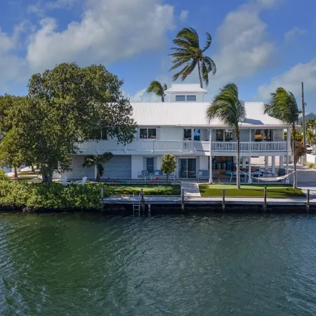 Waterfront Home, 200ft Dock, Gulf Access, Kayaks, Bicycles, Mini Golf, Game Room