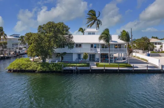 Waterfront Home, 200ft Dock, Gulf Access, Kayaks, Bicycles, Mini Golf, Game Room