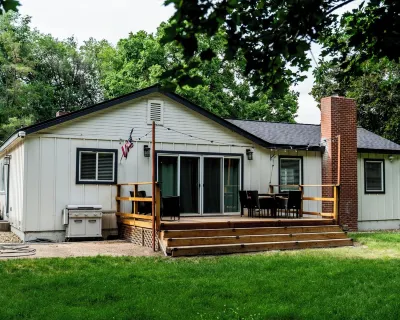 Charming Spacious Riverside 2-bedroom house in welcoming Reno with AC, WiFi Hotels near The Discovery