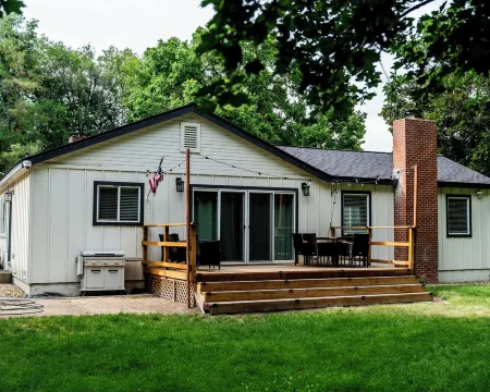 Charming Spacious Riverside 2-bedroom house in welcoming Reno with AC, WiFi Отели рядом с достопримечательностью «Университет Невада, Рино»