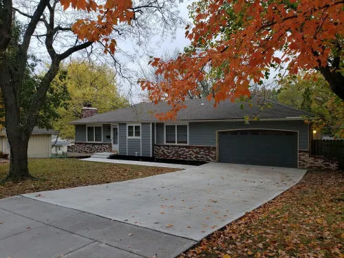 Renovated 3BR/2bath Ranch Near Hospital-Ideal for Families & Medical Stays Hotels in Shawnee
