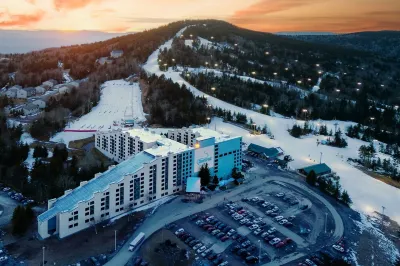 Ski In/out, Sleeps 8, Pool, Hot Tub, Snow Tubing! Hotel a 