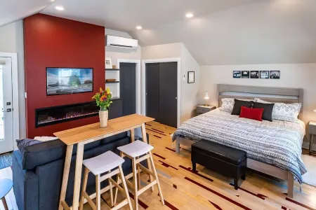 Courtside Cottage - WalkScore 93 - Dog Friendly