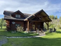 Tweek's Cabin- luxury cabin with yard, fire pit, and hot tub!!!