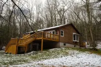 The Fern Hill Lodge: Cozy and Serene Getaway on 20 Private Acres