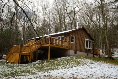 The Fern Hill Lodge: Cozy and Serene Getaway on 20 Private Acres Отели в г. Хайленд