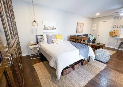 Cozy Studio condo with pool, nightlife and restaurants! Hotels near Dickies Arena