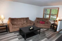 2 Bedroom, 1 Bathroom Convenient Green Bay Getaway