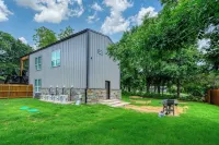 The BLUE SLIDE BUNGALOW on Lake Texoma sleeps up to 8. Relax in luxury. Hotels in Sherman-Denison