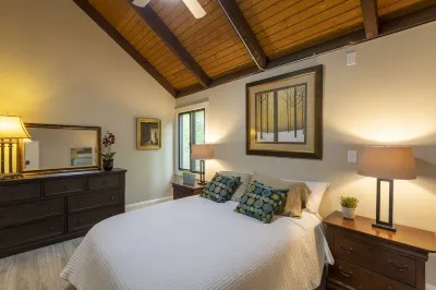 Custom Builder just completely  remodeled this Mountain Chalet..with Hot Tub! 라이즈 갑 주변 호텔