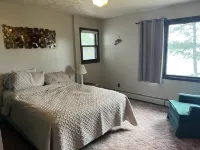 Roomy lakefront cabin near the trails