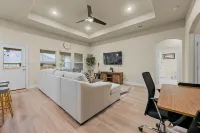 Entire Home in Denton, Texas. Centrally Located! Luxurious Home Away from Home! 덴턴 호텔