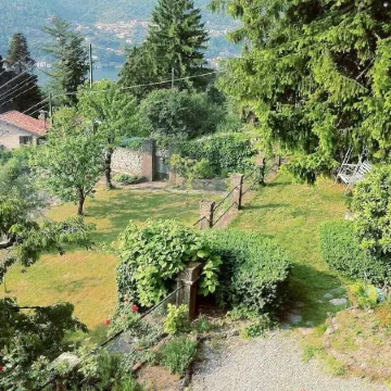 Villa Rossa,  magnificent garden and view on the lake at only 10 min. from Como